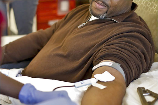 Mike-Glover-gives-blood-at-the-Oklahoma-Blood-Institute-2-520x346